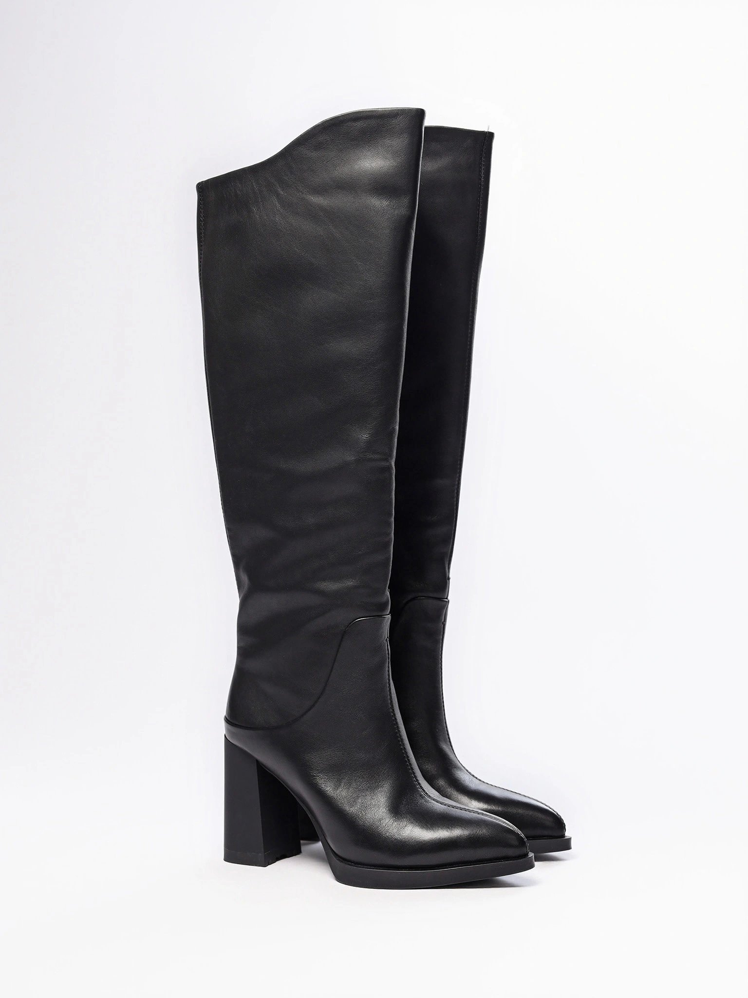 Сапоги черного цвета на высоком каблуке